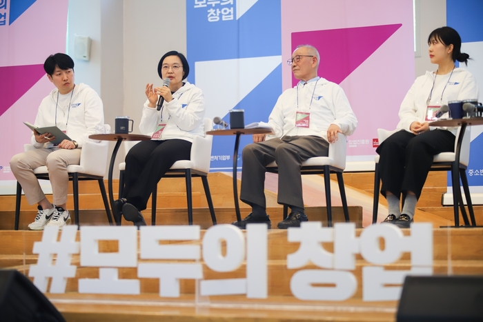 한성숙 장관(왼쪽 두번째)이 호서대를 찾아 학생들과 토크콘서트를 진행하고 있다