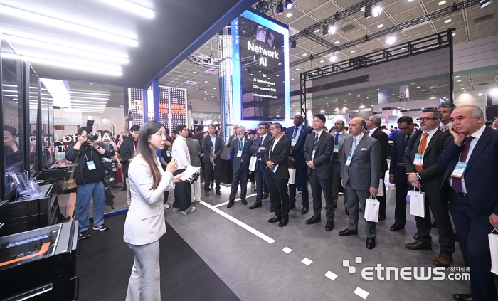 [포토] SK텔레콤 AI 데이터센터 설명 듣는 주한 대사들