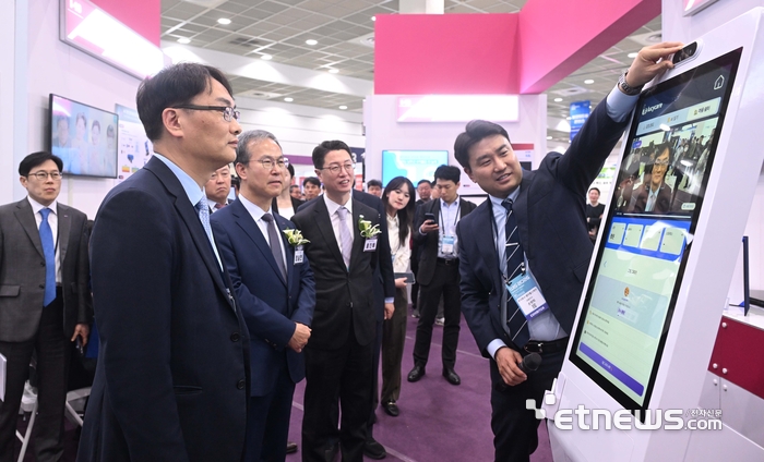 [포토] 인공지능 마인드케어 체험하는 이도규 과기부 실장