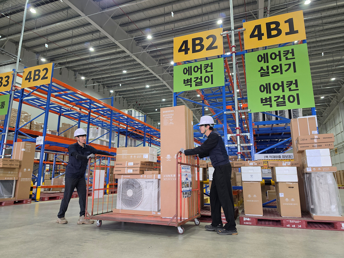 삼성전자가 23일부터 8월까지 삼성전자로지텍과 에어컨 설치 전담팀 4800명을 가동한다.