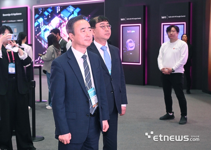 [포토] WIS 2026 전시 부스보는 임문영 부위원장