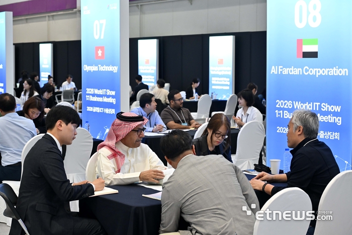 국내 최고 정보통신기술(ICT) 축제 '월드IT쇼 2026'이 22일 서울 강남구 코엑스에서 사흘 일정으로 열렸다. 개막 이튿날인 23일 2026 글로벌 ICT 바이어 초청 수출상담회가 열리고 있다. 김민수기자 mskim@etnews.com