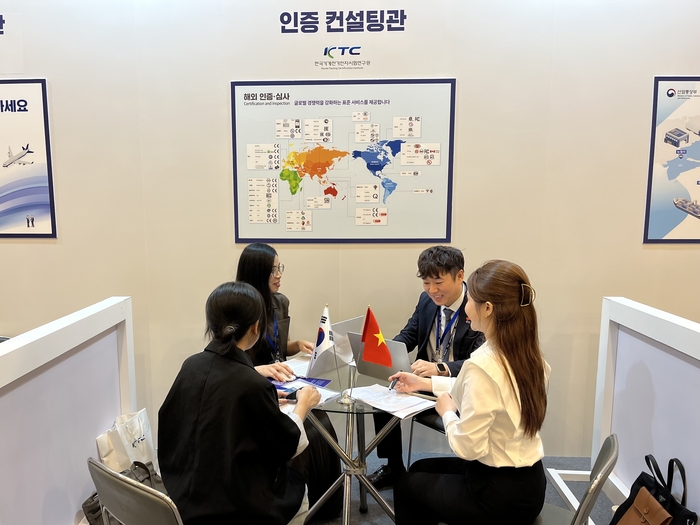 23일 하노이 국립컨벤션센터(NCC)에서 개최된「한-베 비즈니스 파트너십」 행사에서 KTC가 수출 기업을 대상으로 컨설팅을 진행하고 있다. 사진 출처 : KTC