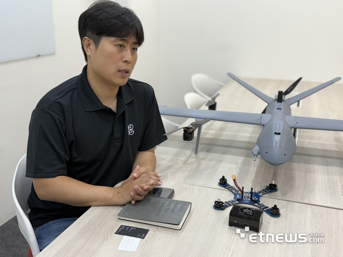 김용덕 아리온 대표가 자사의 AI 드론에 대해 설명하고 있다.
