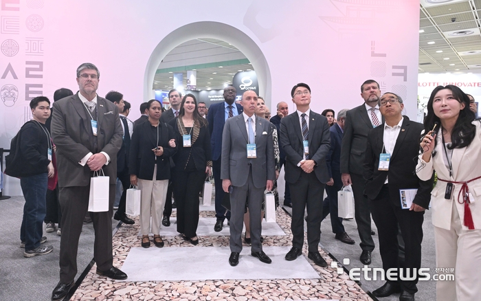 [포토] WIS 2026 관람 하는 주한 대사들