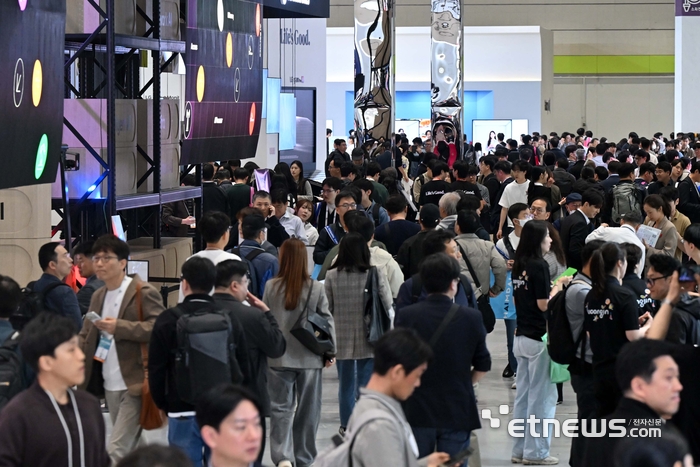 국내 최고 정보통신기술(ICT) 축제 '월드IT쇼 2026'이 22일 서울 강남구 코엑스에서 사흘 일정으로 열렸다. 개막 이튿날인 23일 전시장이 관람객으로 붐비고 있다. 김민수기자 mskim@etnews.com