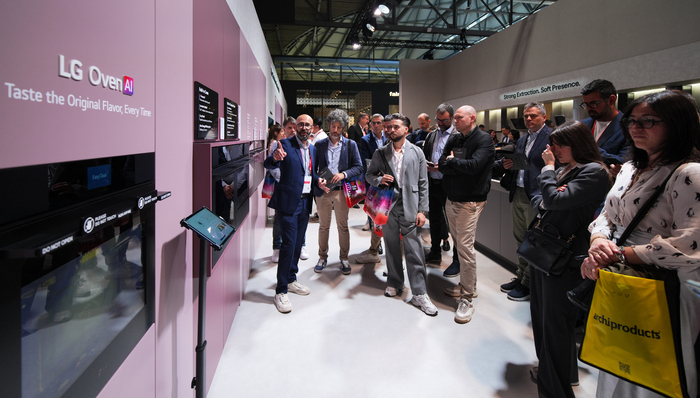 관람객이 LG전자가 밀라노 디자인 위크에서 처음 선보인 유럽 전용 LG 빌트인 패키지 제품을 살펴보고 있다.