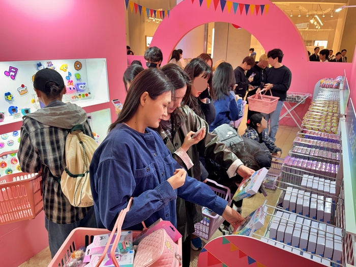 반다이남코 팬시 페스타에서 고객이 상품을 구경하고 있다.