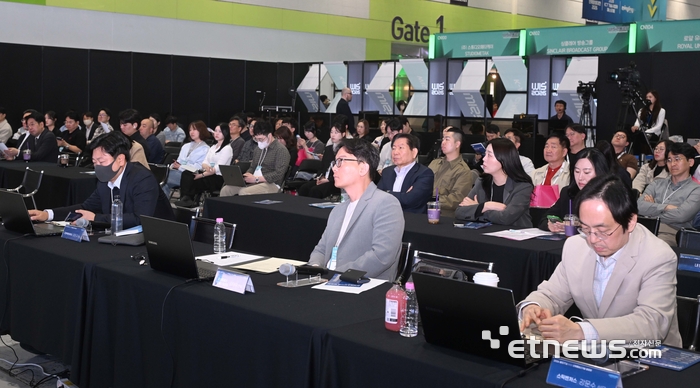 23일 서울 코엑스에서 열린 신기술&신제품 발표회에서 투자사 관계자들이 기업 발표를 평가하고 있다. 사진= 박지호 기자 eagles@etnews.com