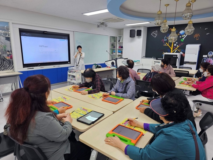 국립광주과학관, 어르신 초청 '성인과학문해교실' 1회차 성료