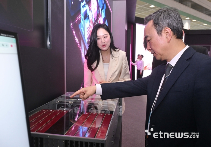 임문영 국가인공지능전략위원회 부위원장이 23일 월드IT쇼 2026을 찾아 LG유플러스 부스에서 소버린 AI 장치를 보고 있다. 박지호기자 jihopress@etnews.com