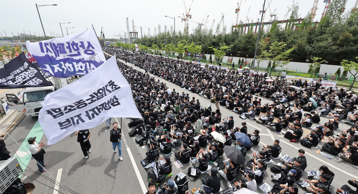 지난 23일 경기도 평택시 삼성전자 평택캠퍼스 앞에서 삼성전자 노동조합 공동투쟁본부의 '투명하게 바꾸고, 상한폐지 실현하자-4/23 투쟁 결의대회'가 열리고 있다. (사진=연합뉴스, 공동취재)