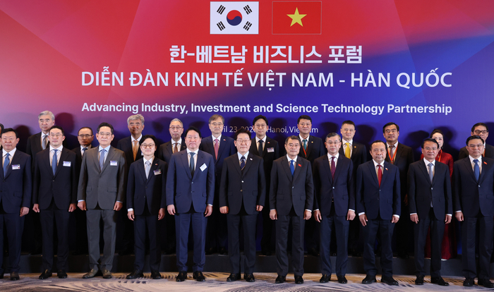 이재명 대통령과 레 민 흥 베트남 총리가 23일(현지시간) 하노이 한 호텔에서 열린 한-베트남 비즈니스포럼 사전간담회에서 양국 기업인들과 기념촬영을 하고 있다. 연합뉴스