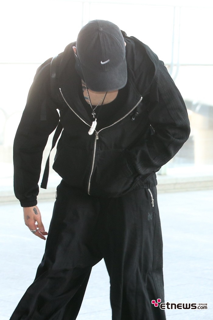 [ET포토] BTS 정국, '급히 가면서도 상냥한 폴더 인사'