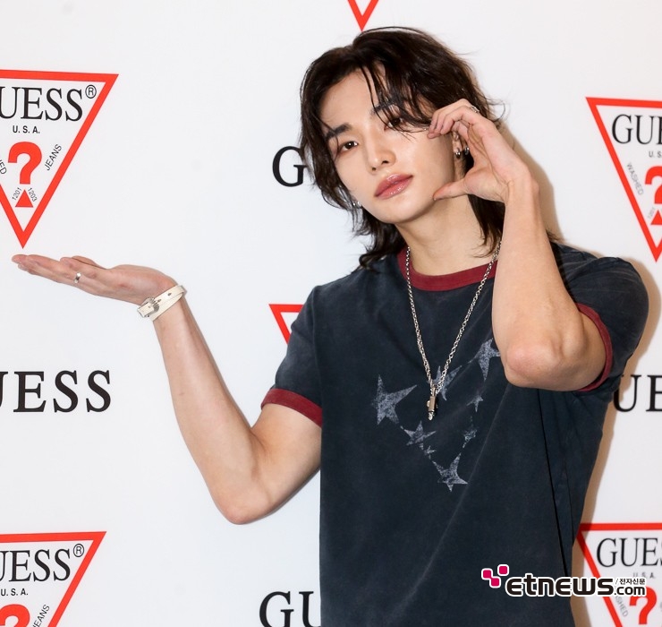 [ET포토] 스트레이키즈 현진, '포즈 겸 브랜드 홍보'