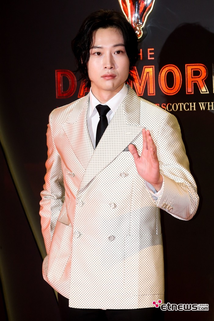 [ET포토] 이종원, '손인사는 박력있게'