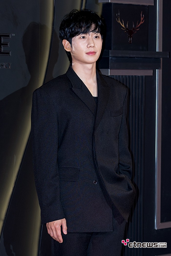 [ET포토] 정해인, '어둠을 밝히는 훈훈함'