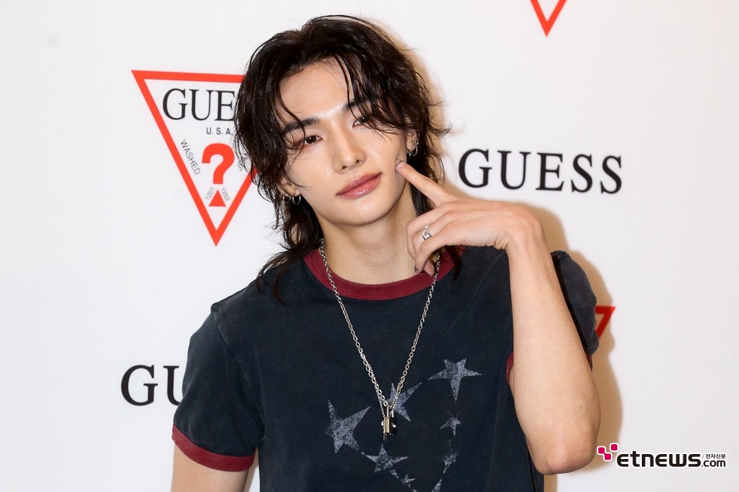 [ET포토] 스트레이키즈 현진, '남다른 각도로 볼터치'