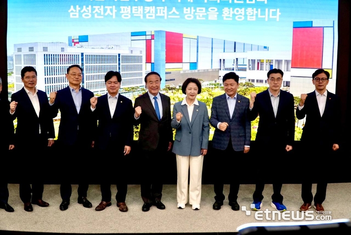 최원용 평택시장 후보(오른쪽 두 번째)가 추미애 경기지사 후보(오른쪽 네 번째) 등과 함께 24일 삼성전자 평택캠퍼스를 방문해 현장을 둘러보고 기념 촬영했다.