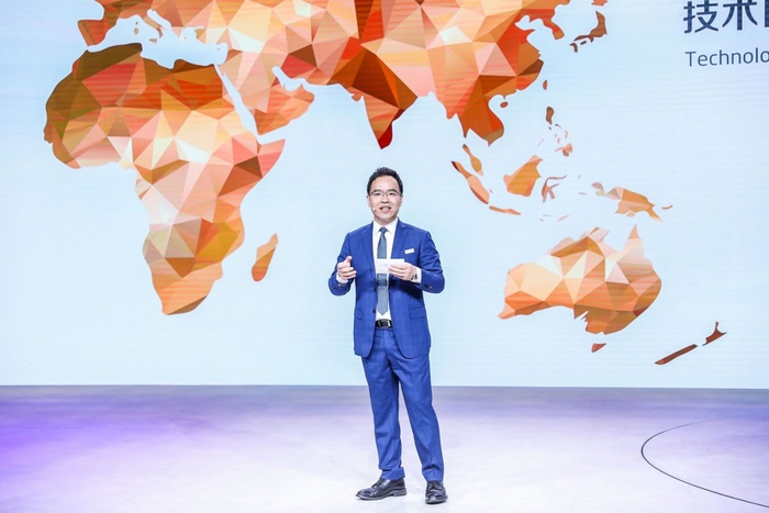 양쉐랑 지리홀딩스그룹 부사장이 23일 2026 오토 차이나 사전 개막 행사에서 원지리 전략을 소개하고 있다.