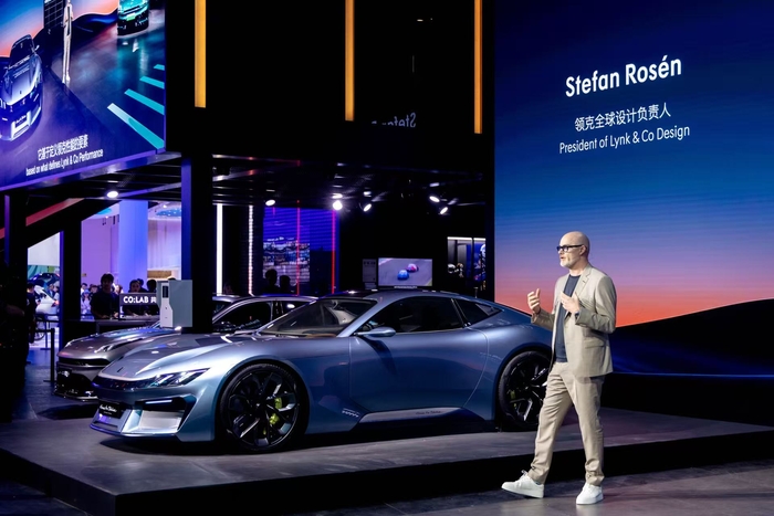 스테판 로슨 링크앤코 디자인 담당 사장이 전기 스포츠 세단 10+를 소개하고 있다.