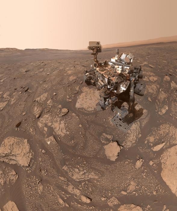 게일 크레이터에서 활동중인 탐사 로버 큐리오시티 / NASA/JPL-Caltech/MSSS