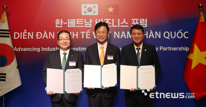 하나은행은 지난 23일 오후 베트남 하노이에서 개최된 '한국-베트남 비즈니스 포럼'에서 베트남투자개발은행(BIDV), 한국해외인프라도시개발공사(KIND)와 함께 '베트남 및 해외 인프라 사업 협력을 위한 3자 간 업무협약'을 체결했다. 이날 협약식에 참석한 이호성 하나은행장(왼쪽)이, 레 응옥 럼 BIDV 은행장(오른쪽), 김복환 한국해외인프라도시개발지원공사(KIND) 사장과 함께 업무협약서를 들고 기념 촬영하고 있다. [사진= 하나은행 제공]