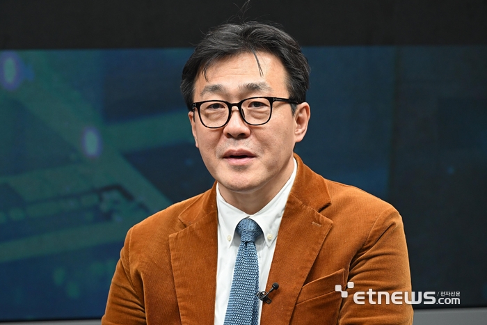 AX 베스트 프랙티스 컨퍼런스가 '실전 혁신 사례로 보는 AI 실행 전략'을 주제로 23일 서울 서초구 전자신문사에서 열렸다. 박세용 어센트AI 대표가 'AI 검색에서 에이전틱 커머스까지 :소비자 인텐트 데이터가 바꾸는 브랜드 AX'를 주제로 발표하고 있다.  이동근기자 foto@etnews.com