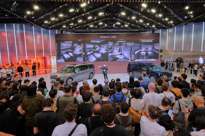 린지에 지리자동차그룹 수석 부사장이 24일 '2026 오토 차이나'에서 지커 009 부분변경 모델을 소개하고 있다.