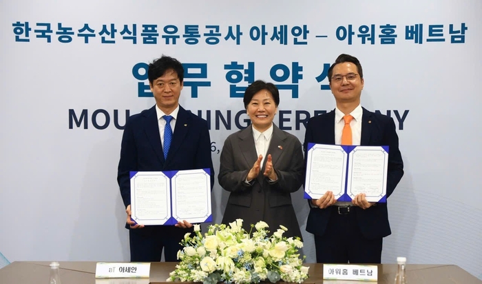 (왼쪽부터) 김경철 aT 아세안지역본부장, 송미령 농림축산식품부 장관, 이상복 아워홈 베트남법인 법인장이 베트남에서 한국 농식품 해외 단체급식 채널 확대를 위한 업무협약 체결 후 기념 촬영을 하고 있다.