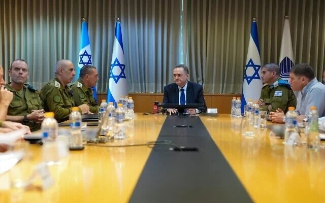 이스라엘군 수뇌부와 전황 평가 회의하는 이스라엘 카츠 국방부 장관(가운데). 사진=연합뉴스