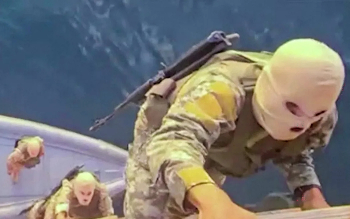 이란 혁명수비대(IRGC)가 공개한 화물선 나포 장면. 사진=엑스 캡처