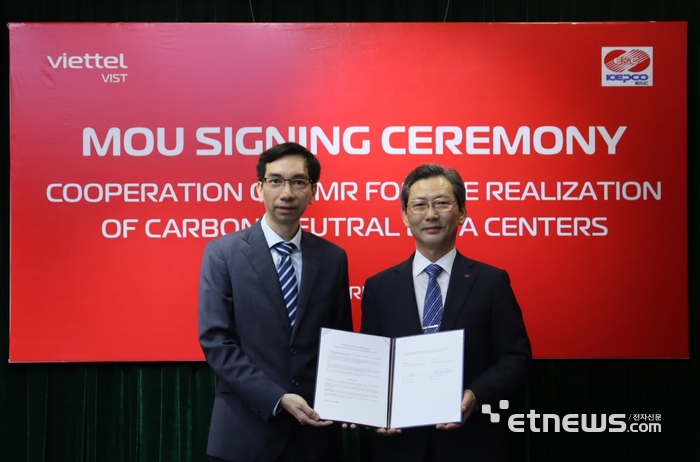 김태균 한국전력기술 사장(오른쪽)과 VIST Vu Viet Tien General Director가 베트남 SMR 사업개발 및 공동연구를 위한 협약을 체결하고 있다.