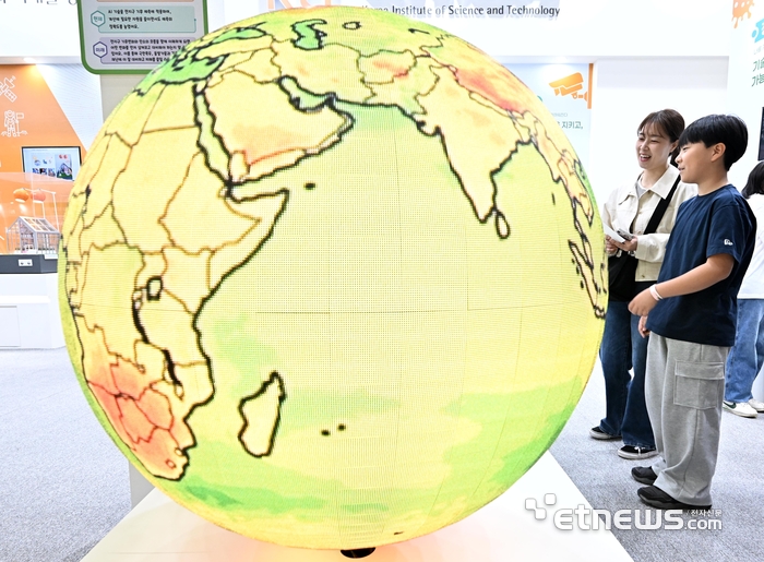 [포토] AI지구본으로 살펴보는 기후 변화