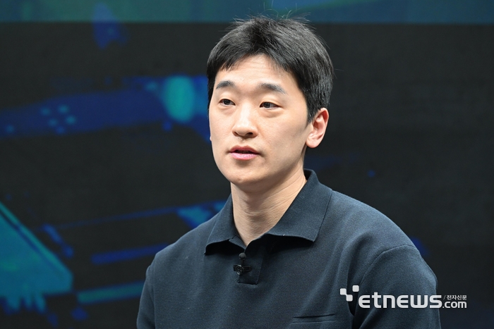 AX 베스트 프랙티스 컨퍼런스가 '실전 혁신 사례로 보는 AI 실행 전략'을 주제로 23일 서울 서초구 전자신문사에서 열렸다. 가동호 노타 솔루션부문 이사가 '생성형 멀티 모달 AI를 활용한 AX 사례'를 주제로 발표하고 있다. 이동근기자 foto@etnews.com