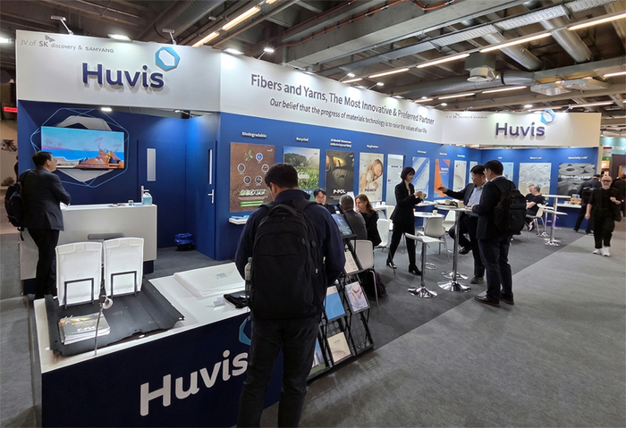 테크텍스틸 2026에 참가한 휴비스 부스 전경. 휴비스