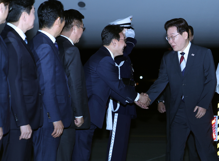 인도·베트남 국빈방문을 마치고 귀국한 이재명 대통령이 24일 성남 서울공항에서 환영나온 김민석 국무총리와 악수하고 있다. 연합뉴스