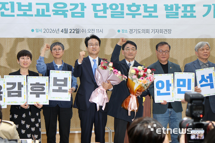 안민석지난 22일 안 후보를 민주·진보 단일후보로 확정된 후 기념 촬영했다.