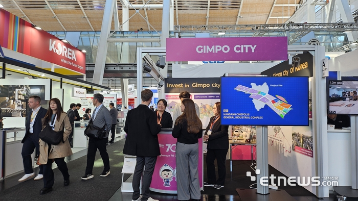 김포시가 20~24일 독일에서 열린 하노버 산업박람회에 참가해 설치한 김포시 부스 모습.