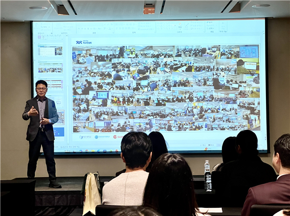 변영철 제주대 AI융합원장이 24일 제주 신화월드에서 열린 '2025 찾아가는 학교 컨설팅' 성과교류워크숍에서 성과보고를 하고 있다.