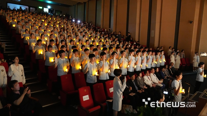 을지대가 24일 의정부을지대학교병원 일현홀에서 제36회 나이팅게일 선서식을 개최했다.