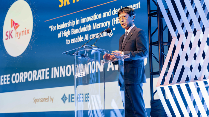 SK하이닉스 안현 개발총괄 사장(CDO)이 미국 뉴욕 2026 IEEE 어워즈 기념식에서 기업혁신상 수상 소감을 말하고 있다.