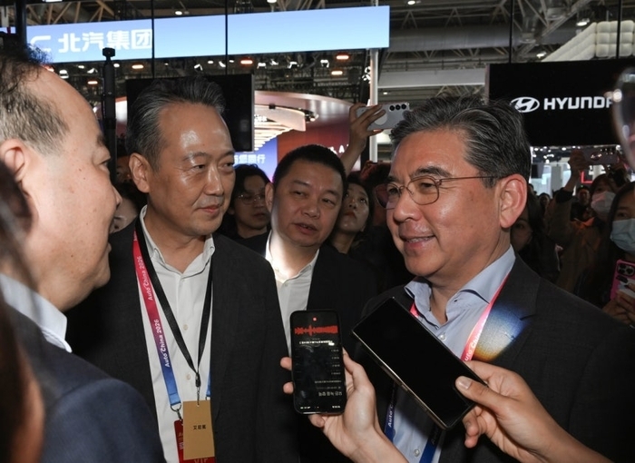 장재훈 현대차그룹 부회장(오른쪽)이 쩡위친 CATL 회장과 대화를 나누고 있다.