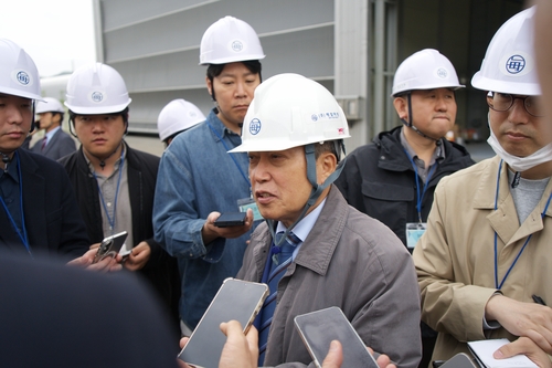 김명진 매일마린 회장이 창원공장 현장에서 신사업 전략을 기자단에게 설명하고 있다.