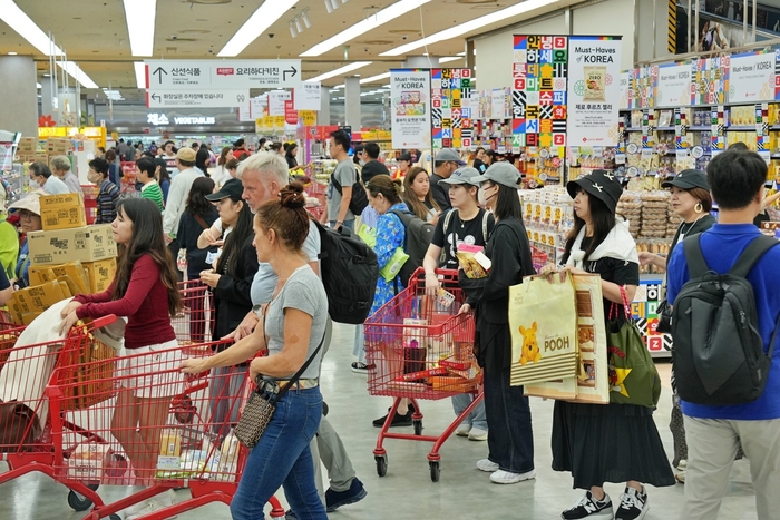 롯데마트, '글로벌 연휴' 맞아 외국인 공략…할인·결제 혜택 강화