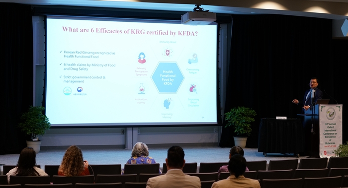 조남한 아주대 외과대학 교수가 홍삼의 혈당개선 효과에 대한 연구를 설명하고 있다