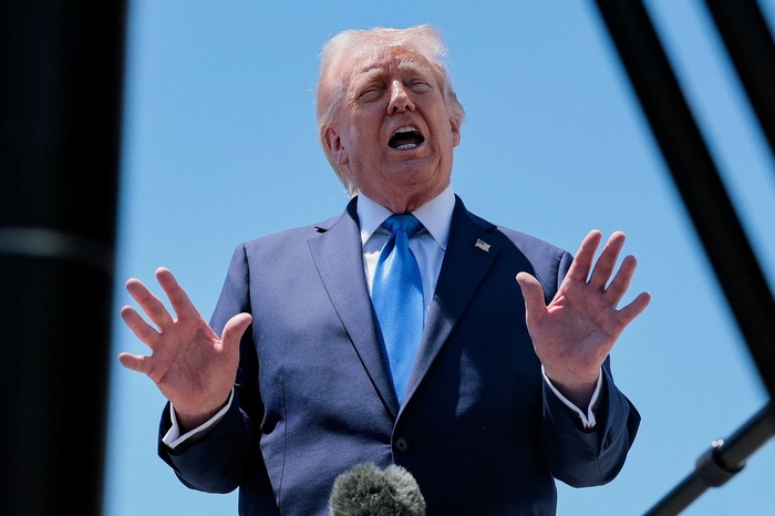 도널드 트럼프 미국 대통령이 25일(현지시간) 팜비치 국제공항에서 기자들과 대화를 나누고 있다. 사진=로이터 연합뉴스