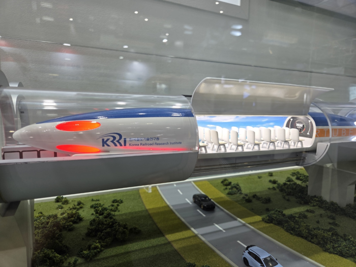 2026 대한민국 과학축제 in 경기 행사에서 철도연이 선보인 하이퍼튜브 모형