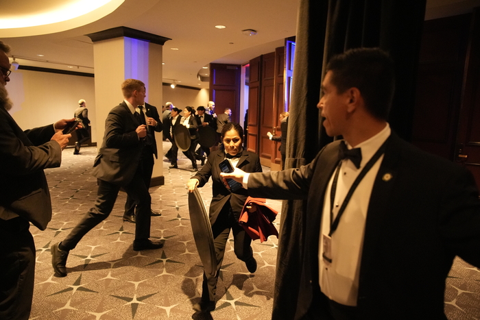 epa12914356 People scramble for cover after hearing shots fired at the White House Correspondents' Association Dinner where US President Donald Trump and First Lady Melania Trump is attending in Washington, DC, USA, 25 April 2026. Attendees, including US President Donald Trump, took cover at the White House Correspondents? Dinner after shots were fired at the venue.  EPA/Yuri Gripas / POOL/연합뉴스