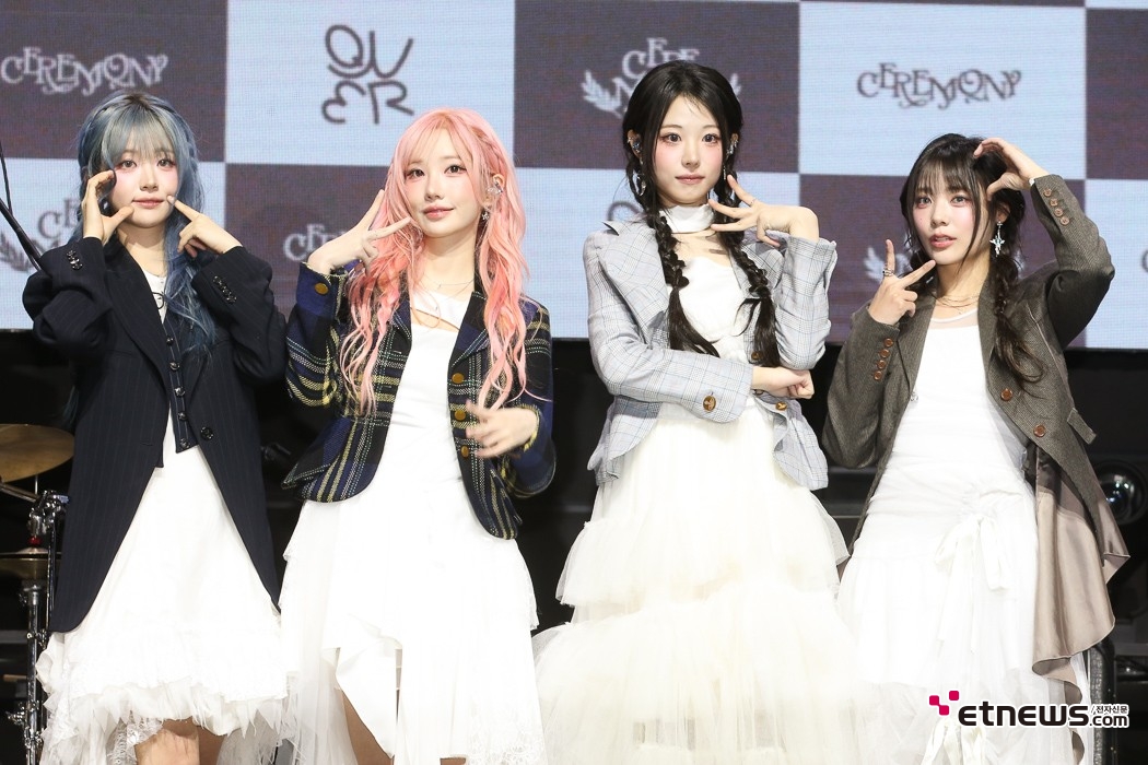 [ET포토] QWER, '세레머니 포즈'